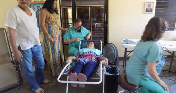 Lleva campaña de salud bucal la regidora Miriam González Mendiola a poblaciones del municipio de Tecpan 
