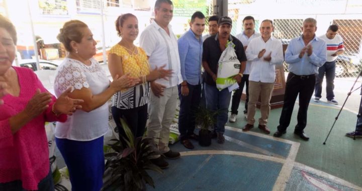 Entrega Yasir Deloya semilla mejorada de maíz a campesinos del municipio de Tecpan 