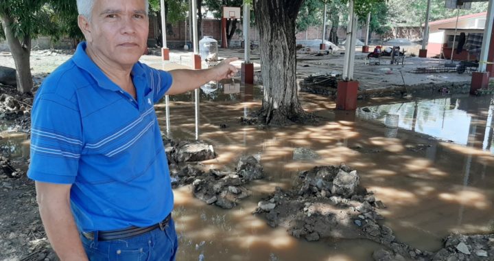 Se inunda escuela primaria Benito  Juárez en Tecpan y suspenden clases