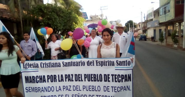 Marchan cristianos en Tecpan y también oran por la paz 