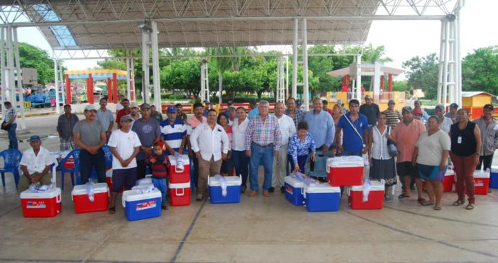ENTREGA APOYO, EL PRESIDENTE ESTEBAN CÁRDENAS A COOPERATIVA DE PESCADORES DE SAN JERONIMITO.
