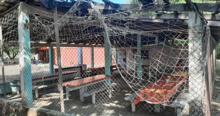 En pésimas condiciones toman alumnos clases en la secundaria técnica H. Galeana en la comunidad de Papanoa