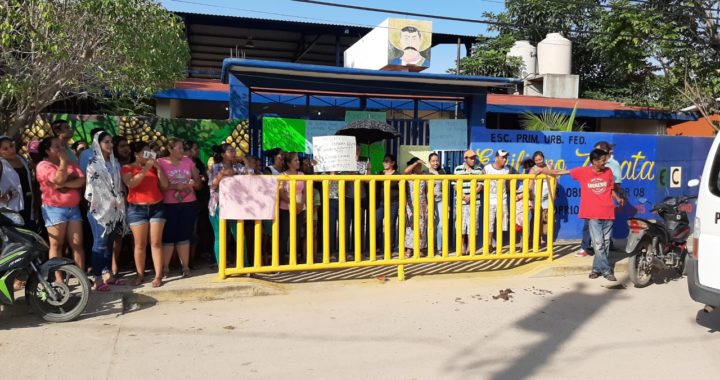 Toman padres de familia la escuela primaria Emiliano Zapata de San Luis San Pedro