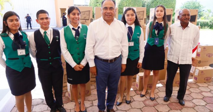 CUMPLE GOBERNADOR CON PETICIONES Y COMPROMISOS ADQUIRIDOS EN SUS VISITAS POR 81 MUNICIPIOS; ENTREGA COMPUTADORAS A ESTUDIANTES