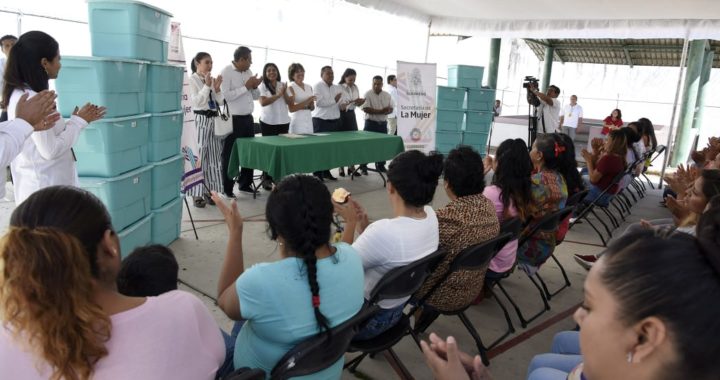 ENTREGA MERCEDES CALVO CONSTANCIAS DE CAPACITACIÓN A INTERNAS DEL CERESO DE CHILPANCINGO