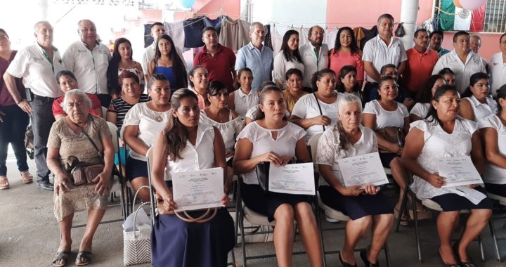 Entrega el Servicio Nacional del Empleo pago de becas a mujeres de Tecpan 