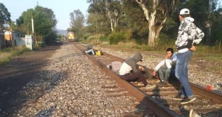 Van 3 bloqueos en vías férreas; normalistas amenazan con ampliarlos 
