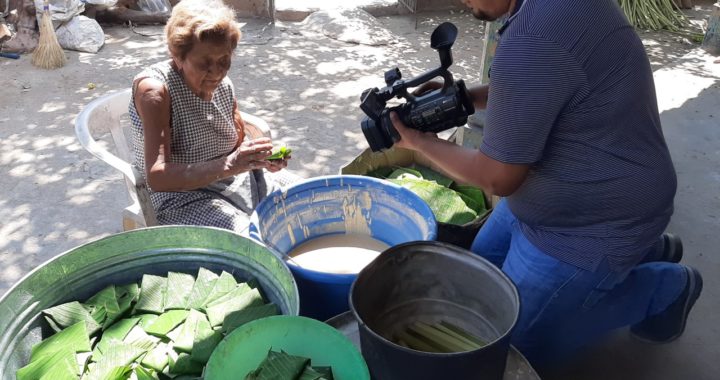 Toda una tradición sigue doña Lupe Abarca en la preparación de los tamales nejos en Tenexpa 