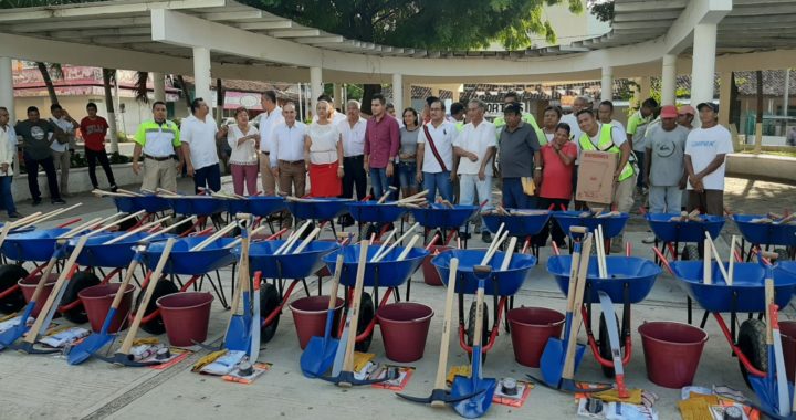 Entrega Yasir kits de limpieza a trabajadores de Protección Civil, Saneamiento Básico e Imagen Urbana 