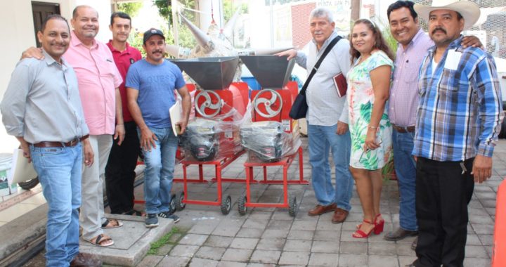ENTREGA APOYOS EL PRESIDENTE ESTEBAN CÁRDENAS A COMISARIOS DE PETATLÁN.