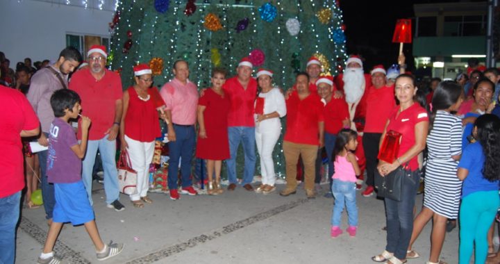 IMPRESIONANTE ENCENDIDO  DEL ÁRBOL NAVIDEÑO  DE PETATLÁN POR EL PRESIDENTE ESTEBAN CÁRDENAS.