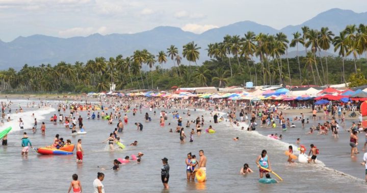 Miles de turistas disfrutan Ixtapa-Zihuatanejo