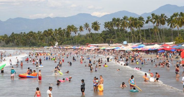 Miles de turistas disfrutan Ixtapa-Zihuatanejo