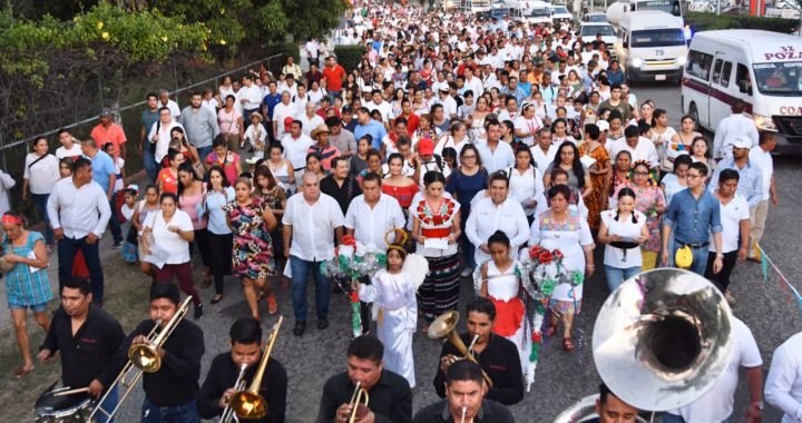 Cientos de trabajadores del Ayuntamiento de Zihuatanejo participan en peregrinación en honor a la virgen