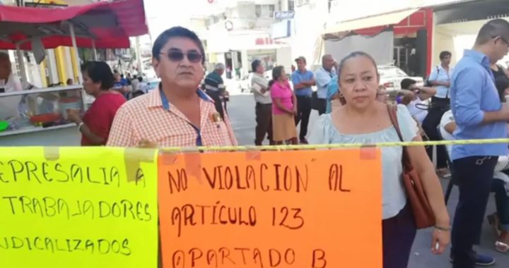 Protestan trabajadores afiliados al SUSPEG en el ayuntamiento de Atoyac 