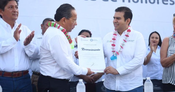 Alcalde Jorge Sánchez Allec recibe reconocimiento estatal por apoyo a Colegios de Bachilleres