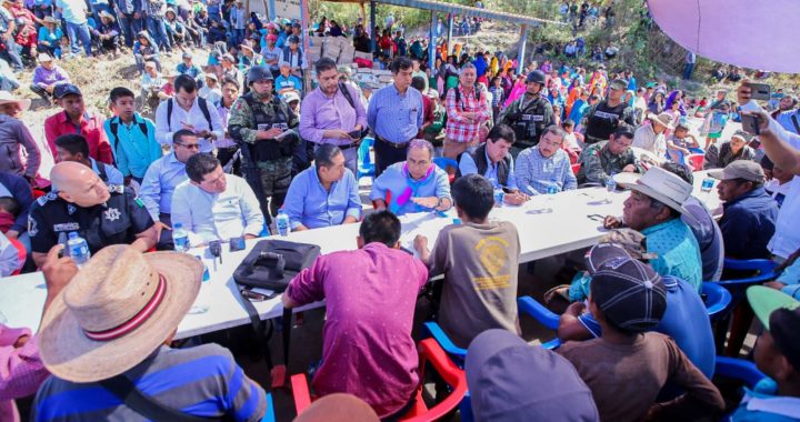 DIÁLOGO DIRECTO DEL GOBERNADOR CON POBLADORES DE ALCOZACÁN; ACUERDAN LEVANTAR BLOQUEO CARRETERO