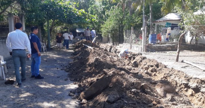 Tras 25 años CAPAZ lleva agua potable a través de la red a colonia La Quebradora en El Coacoyul.