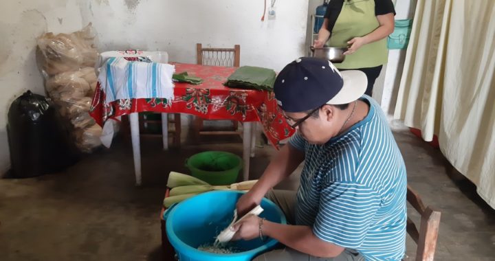 Se preparan cocineros de Tecpan para elaborar los tamales de la Candelaria 