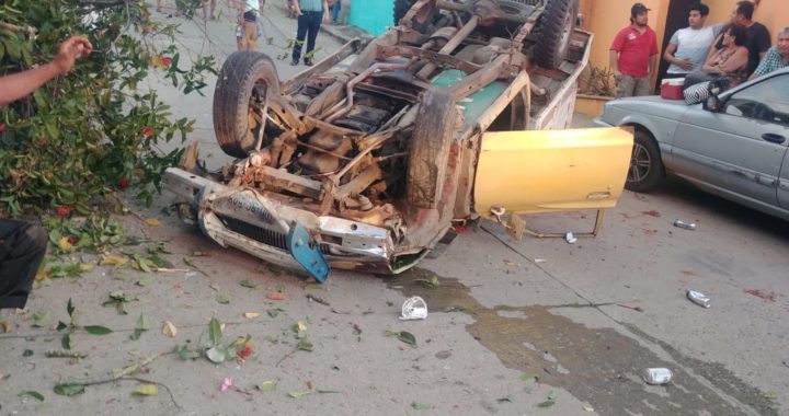 Camioneta se queda sin frenos y sufre volcadura en Tecpan 