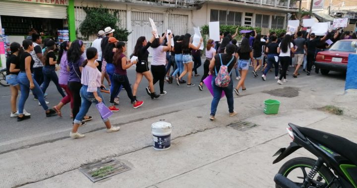 Marchan unas 300 mujeres en Tecpan para repudiar feminicidios en el país 