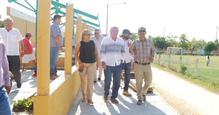 SUPERVISA ESTEBAN CÁRDENAS SANTANA, LOS TRABAJOS DE REMODELACIÓN DE LA “UNIDAD DEPORTIVA” DE PETATLÁN.