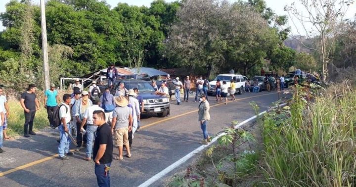 «Gastamos más ahora con el cierre de la carretera a la sierra», se quejan pobladores de Atoyac
