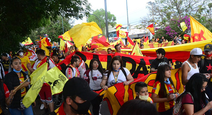 Aficionados de Monarcas se concentran en la manifestación rojiamarilla más numerosa hasta ahora