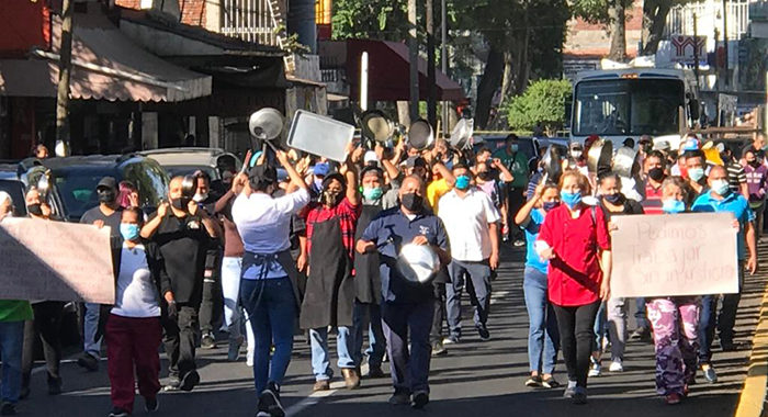 A cacerolazos, comerciantes protestan en Uruapan contra medidas por COVID-19