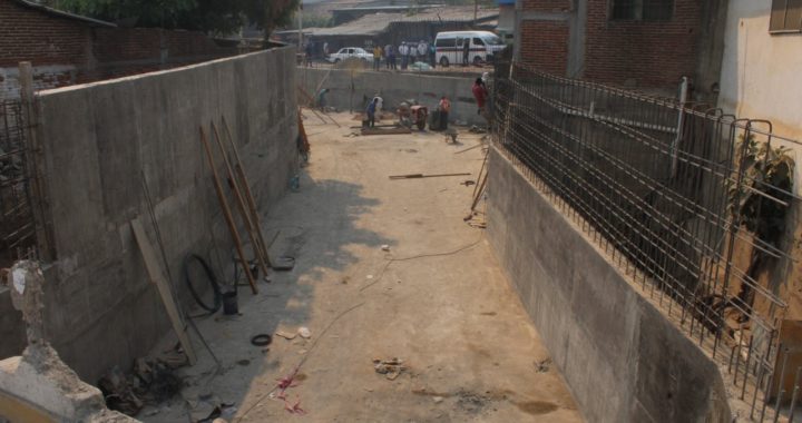 SUPERVISA ESTEBAN CÁRDENAS, EL AVANCE EN LOS TRABAJOS REALIZADOS EN EL CANAL PLUVIAL DEL RIO  DE PETATLÁN.