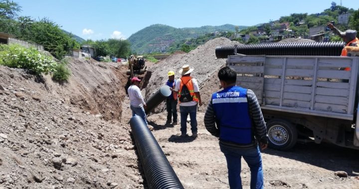 CONSTRUYE GOBIERNO DEL ESTADO 8 KILÓMETROS DE COLECTORES Y DRENAJE SANITARIO EN TLAPA