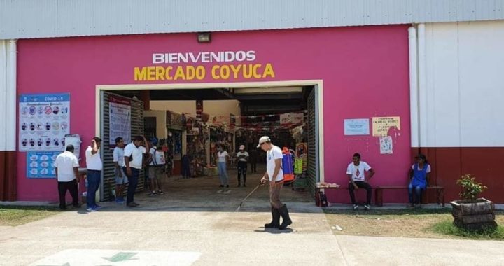 Denuncian comerciantes de Coyuca de Benítez, protección a vendedores del mercado viejo 