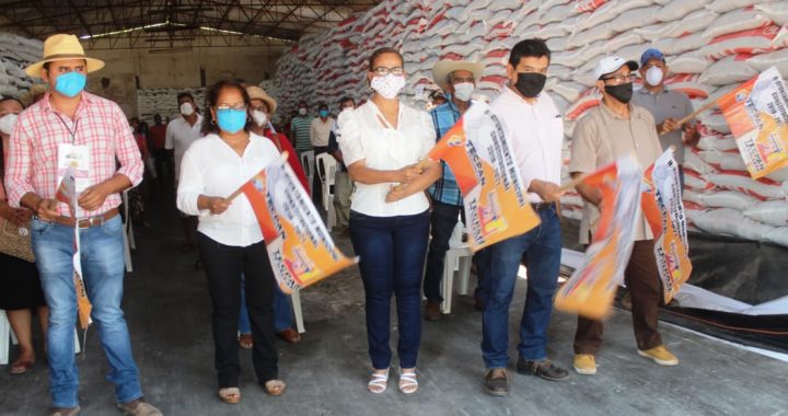 Entregan fertilizante a productores de Tecpan