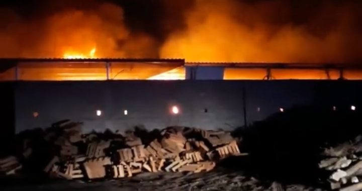 Incendio consume taller de elaboración de cajas de madera en zona industrial de Tecpan 