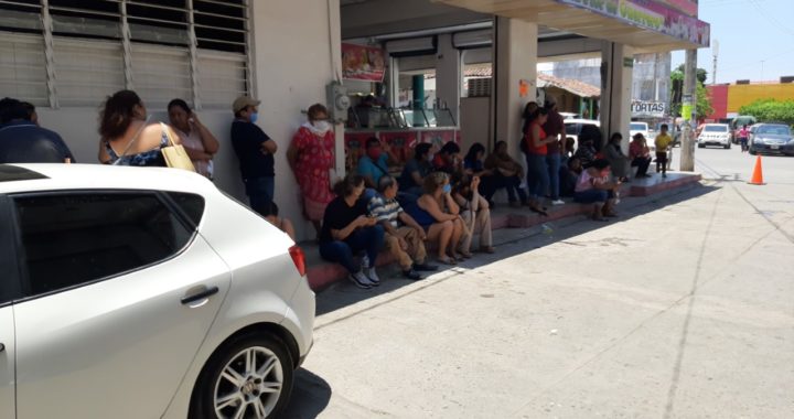 Denuncian mala atención de sucursal Bancomer Tecpan; hay riesgos de contagios de COVID-19 