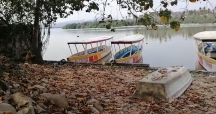 Parada y sin apoyos actividad náutica de la laguna de Pie de la Cuesta 