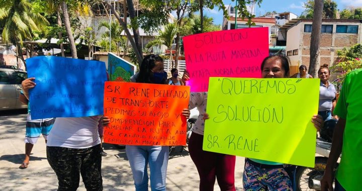Habitantes de tres colonias de Zihuatanejo protestan por retiro de ruta de transporte