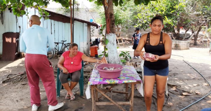 Sacrifican una vaca en El Carrizal y reparten carne gratis a madres de familia 