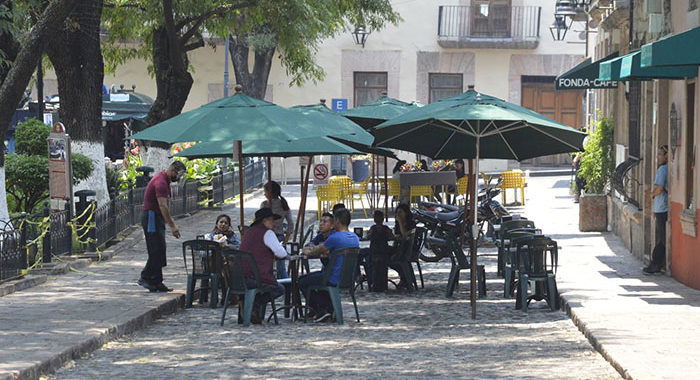 Morelianos se adelantan a las autoridades y reinician actividades no esenciales