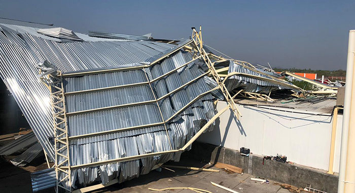 Azota tromba a Apatzingán; 8 empaques de limón resultaron destruidos