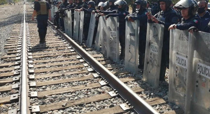 Vinculan a proceso a 7 normalistas por portación de armas y bloqueo de las vías