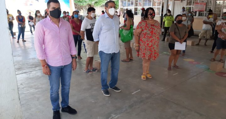 Entregan Yasir y Paco Solís apoyos alimenticios a padres de familia del kinder Emperador Moctezuma 