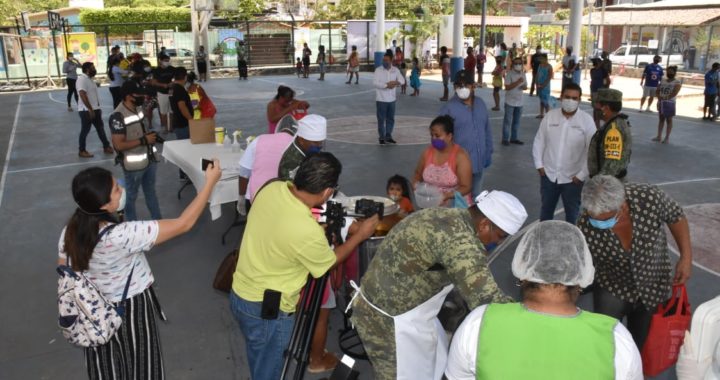 MÁS DE 12 MIL 500 RACIONES SE SIRVEN EN 11 COMEDORES INSTALADOS EN GUERRERO CON APOYO DE SEDENA Y MARINA