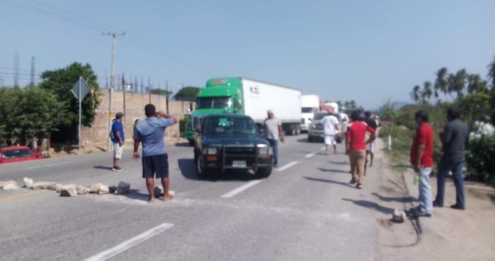Bloquean la carretera federal Acapulco-Zihuatanejo; pescadores del municipio de Atoyac exigen apoyos