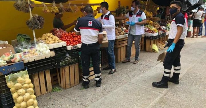 Distribuye Cruz-Roja Tecpan insumos para desinfección del mercado municipal Lázaro Cárdenas