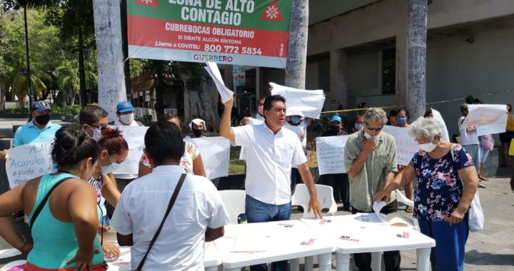 Exigen comerciantes y restauranteros de Pie de la Cuesta ser apoyados por AMLO, marchan en La Costera