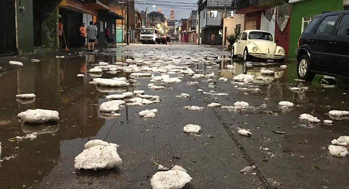 Autos bajo el agua, anegaciones en colonias y calles convertidas en ríos son los daños que dejó la tromba en Morelia