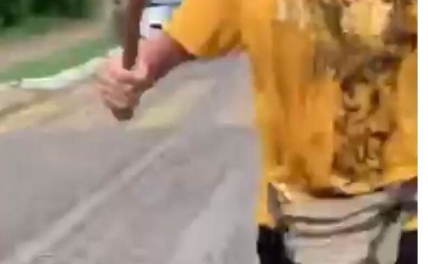 Italiano persigue y acosa a la mujer que golpeo con un bate en Ixtapa, tras ser denunciado ante las autoridades