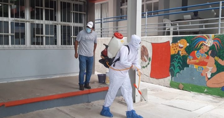 Fumigan y limpian la Prepa 23 de San Jerónimo de Juárez; buscan evitar contagios por COVID-19 