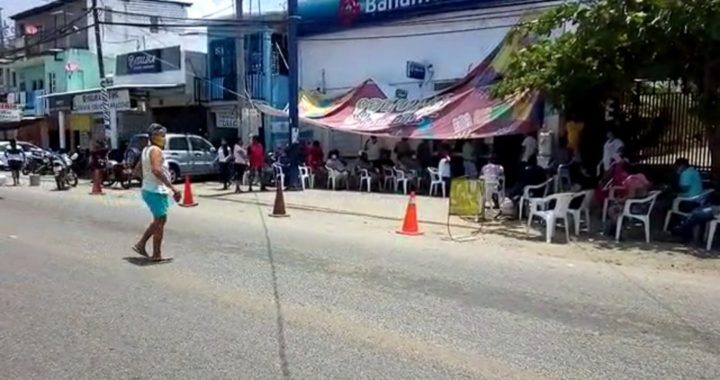 Se quejan de aglomeraciones en el único banco de Coyuca de Benítez 